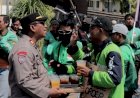 Humanis-Polisi-Kawal-Aksi-Damai-Driver-Ojol-di-Jember-Sambil-Berbagi-Minuman-Dingin
