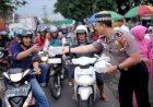 Kapolsek-Taman-Bersama-Bhayangkari-dan-Anggota-Polsek-Taman-Bagikan-Takjil-kepada-Pengguna-Jalan-di-Jl-Raya-Kalijaten