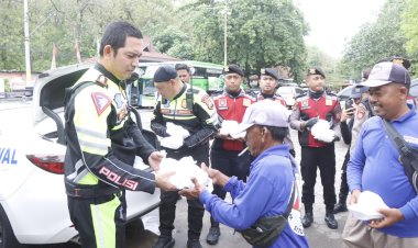 Pantau-Jalur-Pantura,-Kapolres-Situbondo-Patroli-Sambil-Berbagi-Nasi-untuk-Pekerja-di-Wisata-Pasir-Putih