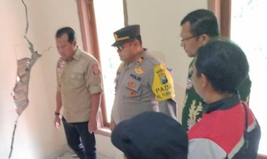 Tanggap-Bencana-Polisi-Bersama-TNI-dan-BPBD-Evakuasi-Korban-Pergeseran-Tanah-di-Pasuruan