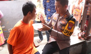 Polisi-Peduli,-Kapolres-Gresik-Lepas-Rantai-ODGJ-dan-Bantu-Pengobatan