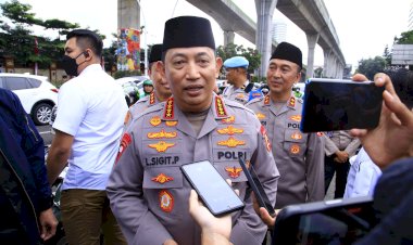 Masyarakat-Antusias-Saat-Kapolri-Turun-Langsung-Berbagi-Takjil