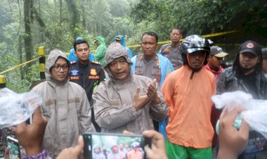 Gotong-Royong-Polisi-Bersama-TNI-dan-BPBD-Tangani-Longsor-Pacet-Mojokerto