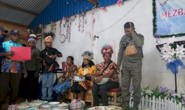 Satgas-Damai-Cartenz-2025-Hadir-di-Prosesi-Adat-Papua:-Wujudkan-Damai-Lewat-Budaya