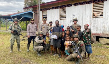 Satgas-Ops-Damai-Cartenz-Sambangi-Kampung-Apom-Kiwirok,-Salurkan-Bantuan-Bibit-Tanaman-dan-Alat-Tulis