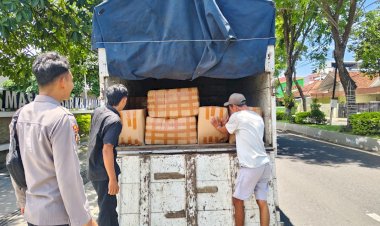Polresta-Banyuwangi-Berhasil-Amankan-Truk-Muat-Ribuan-Liter-Miras-Jenis-Arak-Dikemas-Dalam-Botol