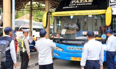 Polres-Gresik-Gandeng-Dishub-Gelar-Ramcheck-Armada-Bus-Jelang-Nataru