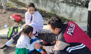 Sigap-dan-Humanis,-Anggota-Samapta-Polsek-Buduran-Bantu-Anak-Sekolah-Terjatuh-di-Jalan