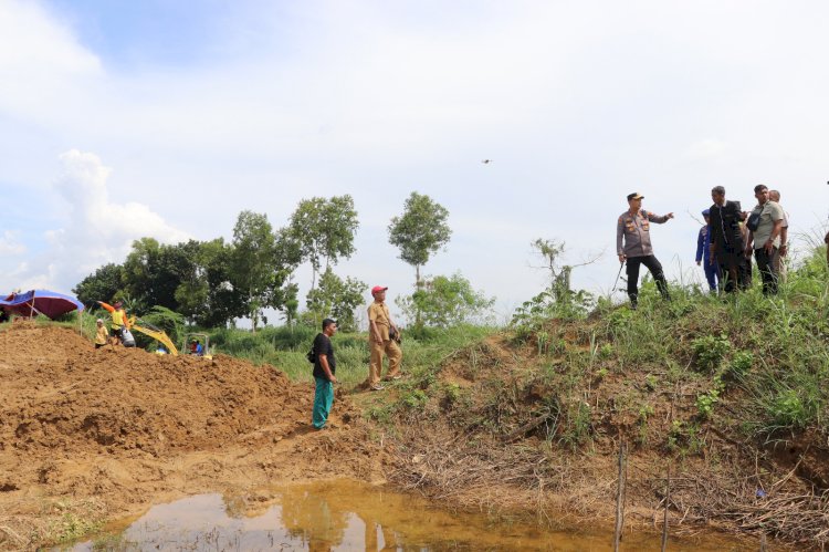 Mitigasi, Kapolres Sumenep Cek Lokasi Tanggul Jebol di Desa Patean
