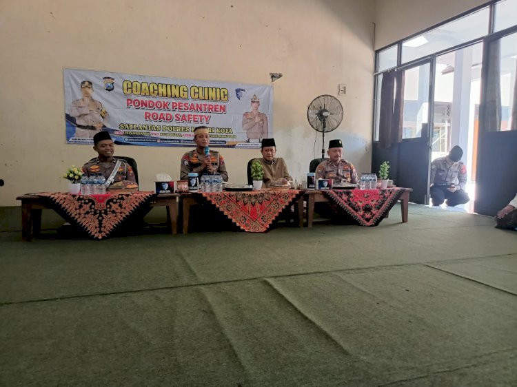 Sambut Hari Bhayangkara ke - 79, Polres Kediri Kota Gelar Coaching Clinic di Ponpes