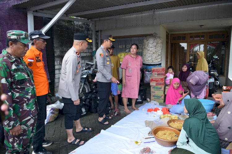 Kapolres Gresik Salurkan Bantuan Sosial Bagi Warga Terdampak Banjir di Benjeng