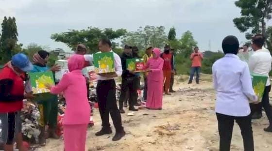 Hari Bhayangkara ke-79 Polres Lamongan Salurkan Bansos untuk Pemulung di TPA