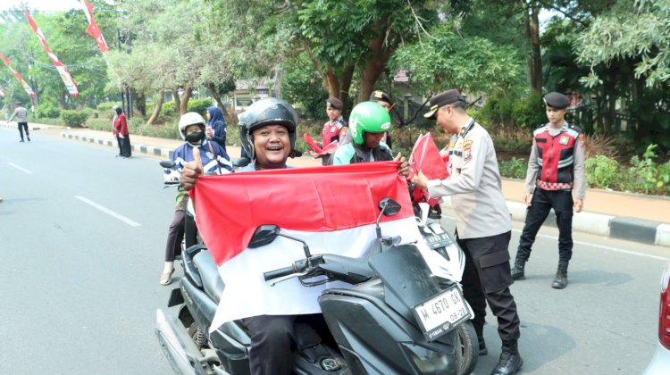 Dorong Semangat Nasionalisme, Kapolres Bangkalan Bagi - bagi Bendera Merah Putih