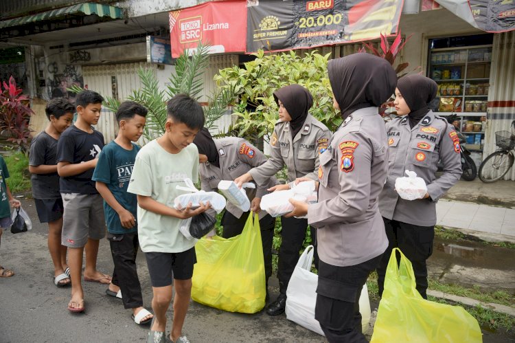 Semangat Ramadhan, Polwan Polres Bondowoso Tebar 500 Takjil di Pasar Induk