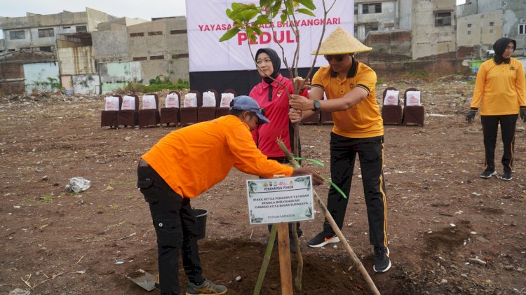 Bhayangkari Polrestabes Surabaya Hijaukan Lingkungan Asrama Polisi Koblen