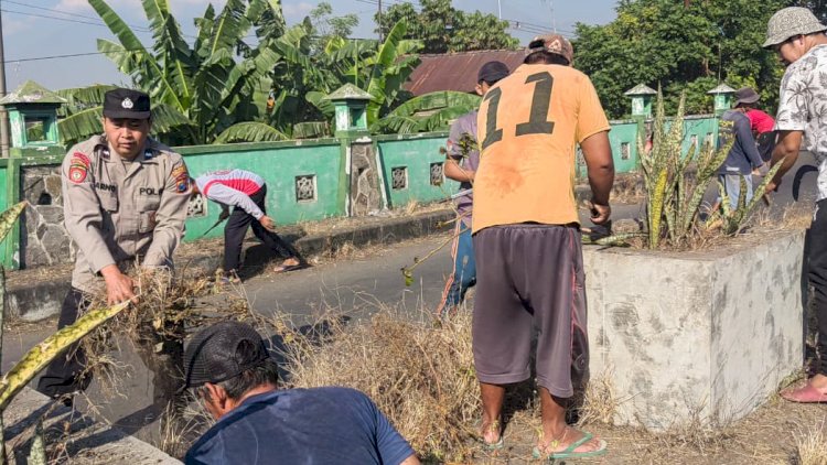 Bhabinkamtibmas-Polsek-Jabon-Kerja-Bakti-Bersama-Warga,-Wujudkan-Lingkungan-Bersih-dan-Kondusif