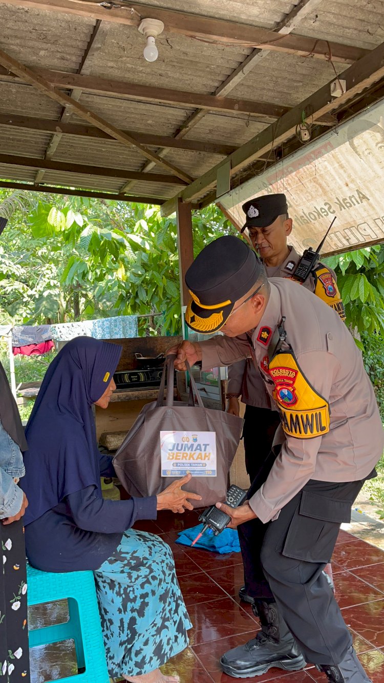 Kapolsek Taman Bagikan Sembako kepada Warga, Ajak Anggota Peduli Sosial